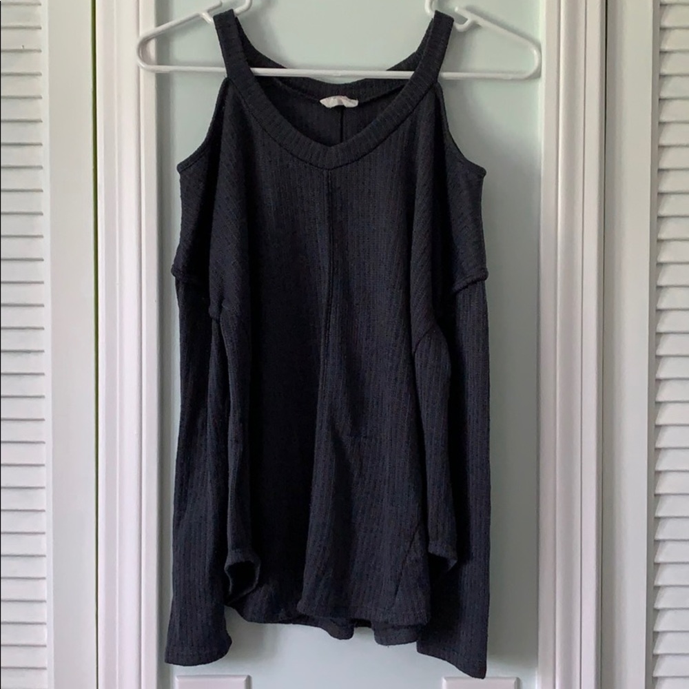 Cold shoulder longsleeve